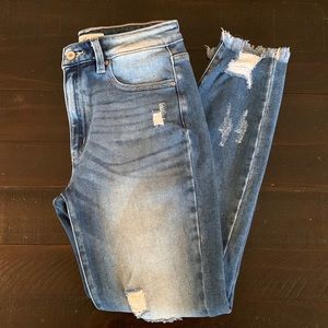 KanCan Estilo High Rise Cropped Distressed Jeans
